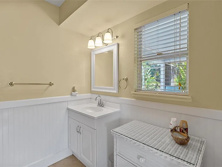 7860 Holiday Dr — Photo 5