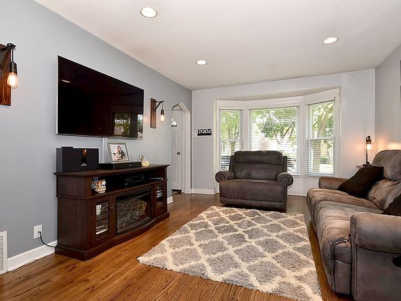 5th image of 3247 N Plainfield Ave