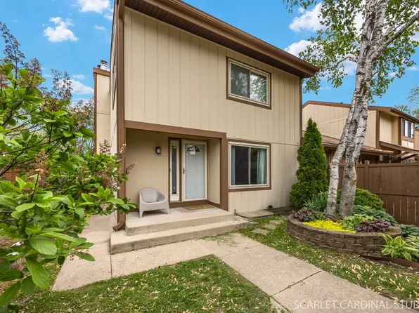 647 Glacier Trl, Roselle, IL 60172