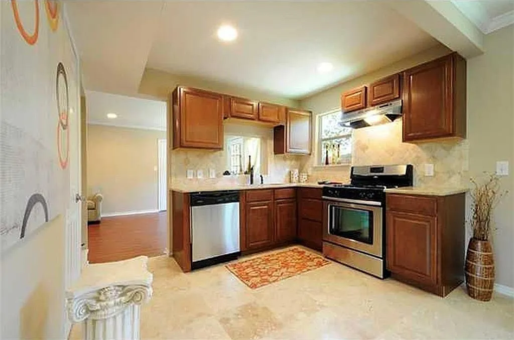 3 bed, 2.5 bath, 1716 sqft, $2,500 — Photo 4