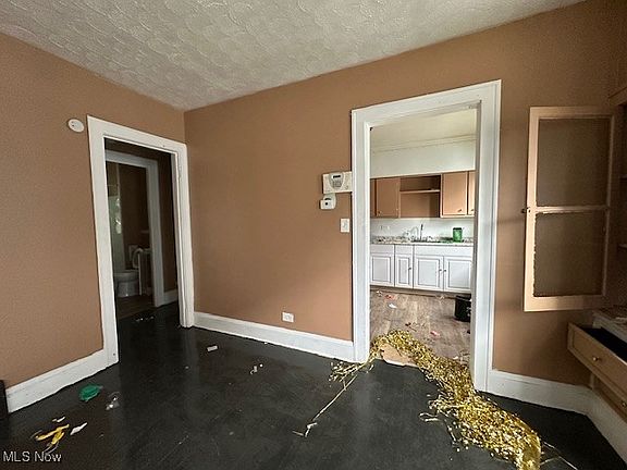4th image of 709 E 131st St