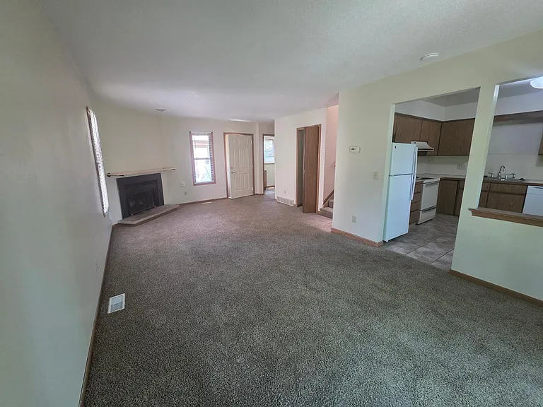 1009 Valley Side Dr — Photo 6