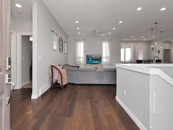 5th image of 573 Sandstone Cir