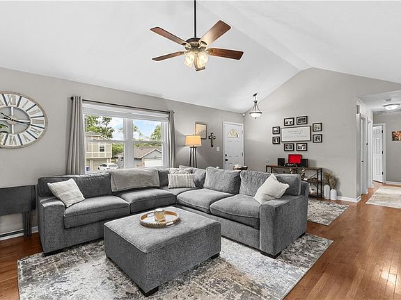 3rd image of 1051 SW Twin Creek Dr