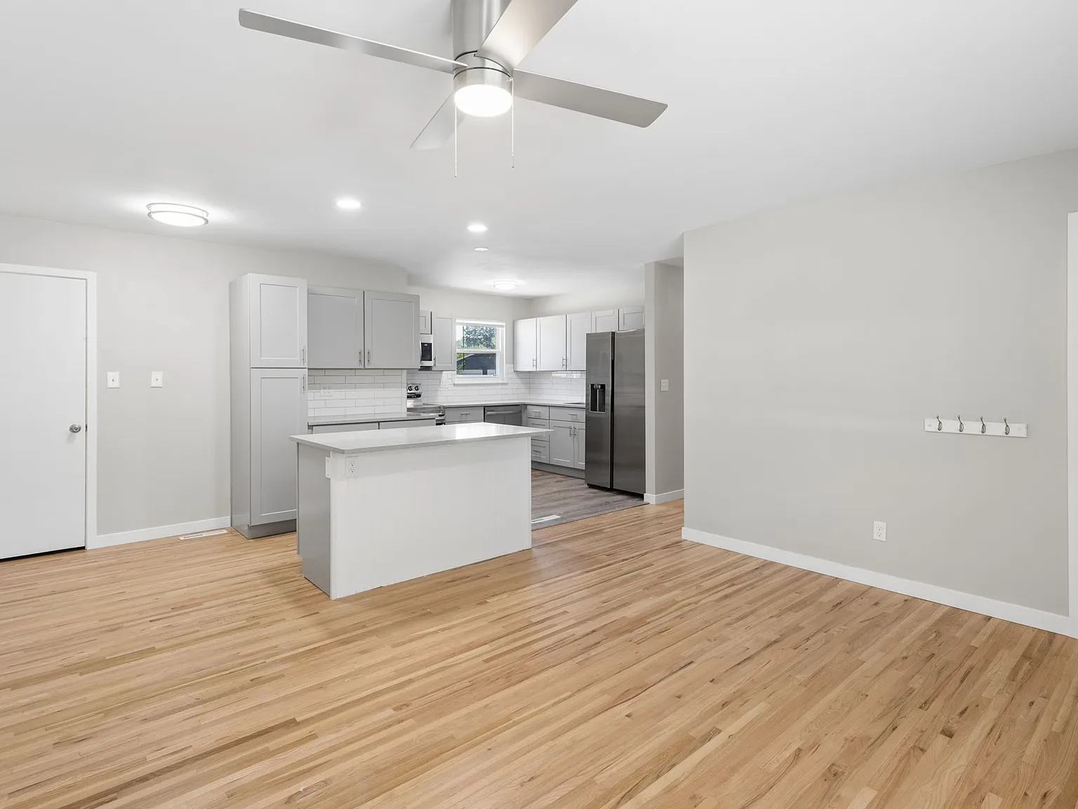 3 bed, 980 sqft, $1,645 — Photo 2
