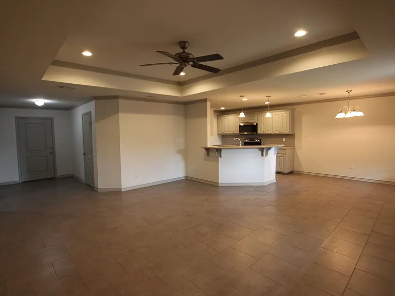 Beautiful 3 Bedroom 2 Bathroom Townhouse In South Tyler! Now Offering 1/2 Off First Full Months R... — Photo 7