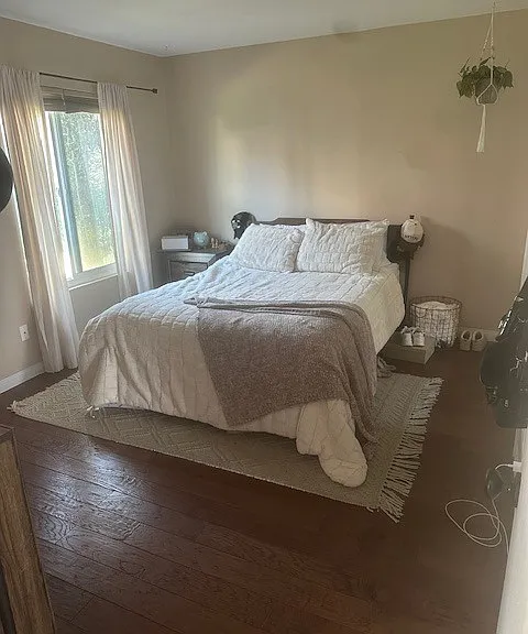 Downstairs Bedroom. Queen Bed for Reference.