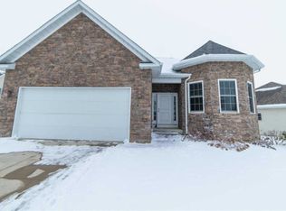 4 Greystone Ct, Le Claire, IA