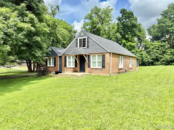 904 Vernon St, Farmington, MO 63640