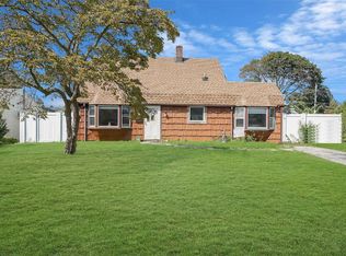 92 Rope Ln, Levittown, NY 11756