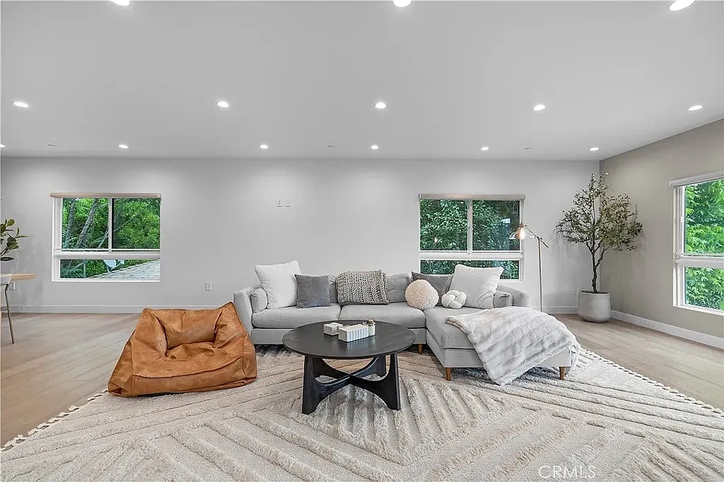 3 bed, 2800 sqft, $6,000 — Photo 2