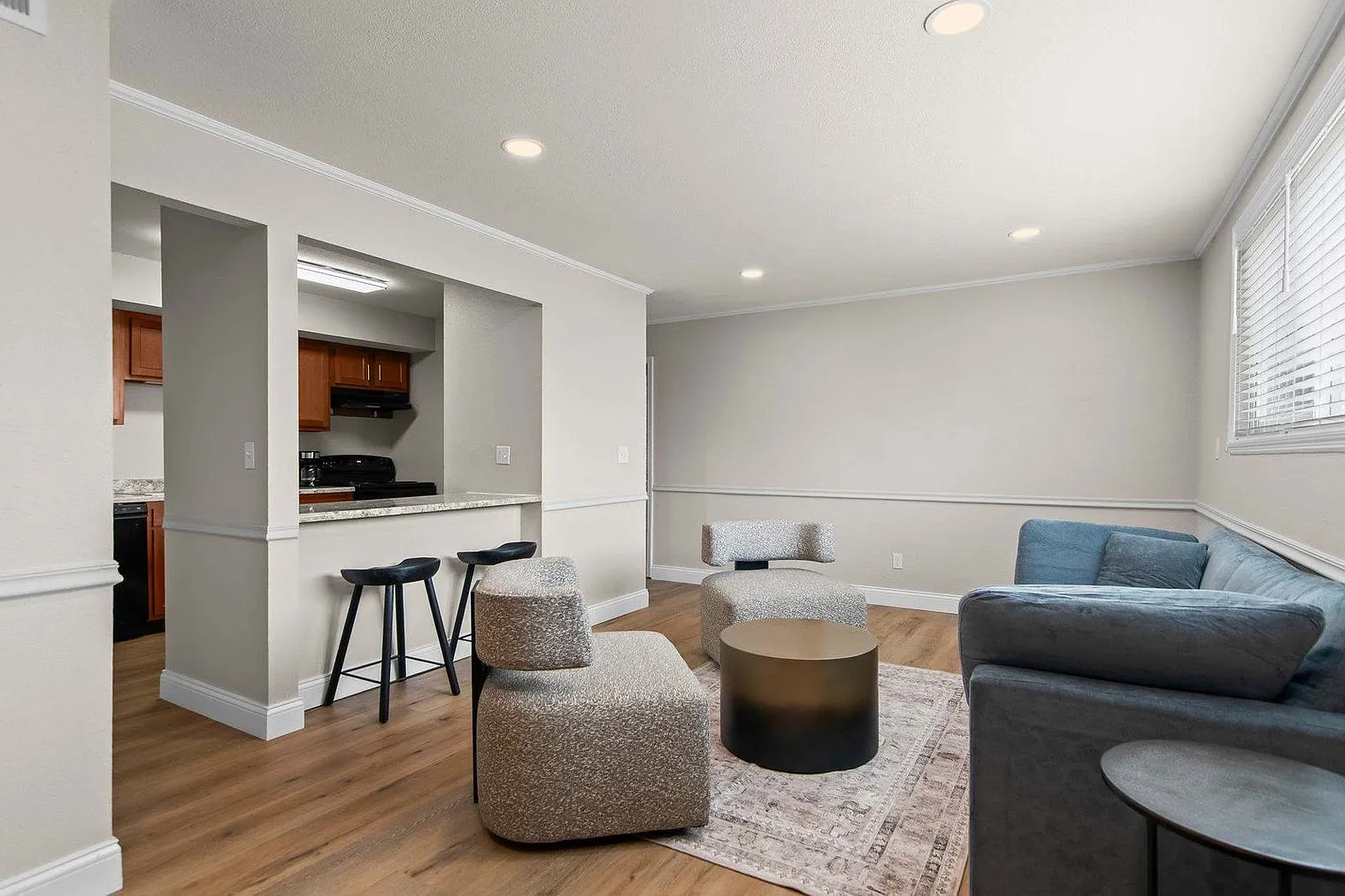 2 bed, 1.0 bath, 990 sqft, $2,242 — Photo 2