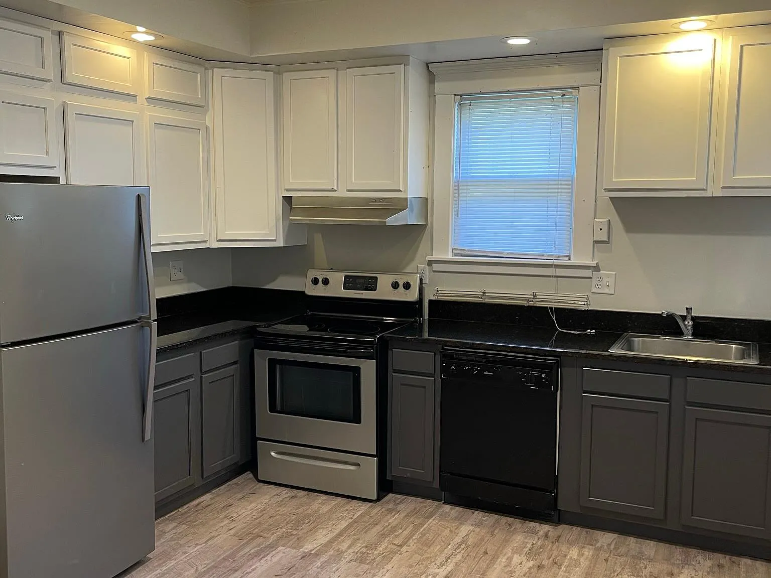 5 bed, 1871 sqft, $3,947 — Photo 2