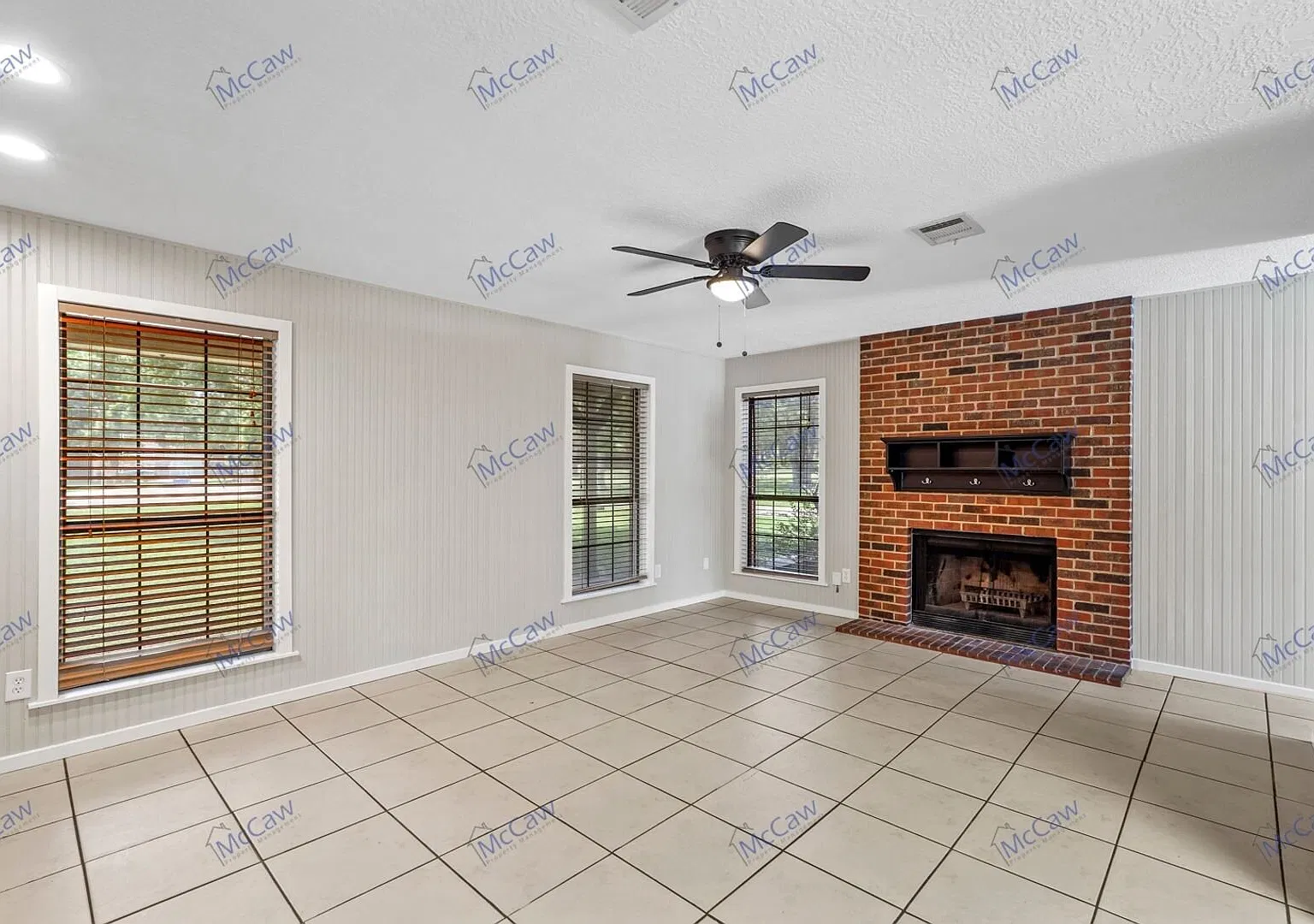 Stunning Ovilla Home - 4/2.5/2 on 1.1 Acres & Pool! — Photo 3