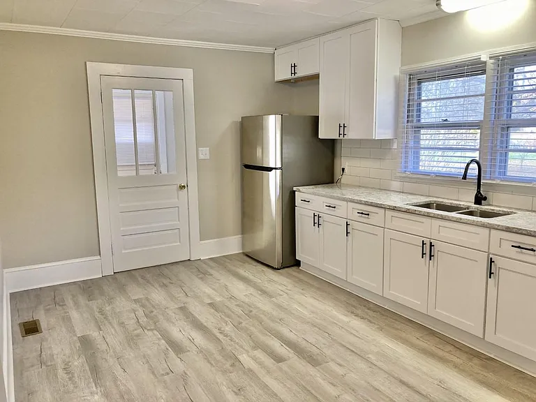 2567 Henry Ave — Photo 6