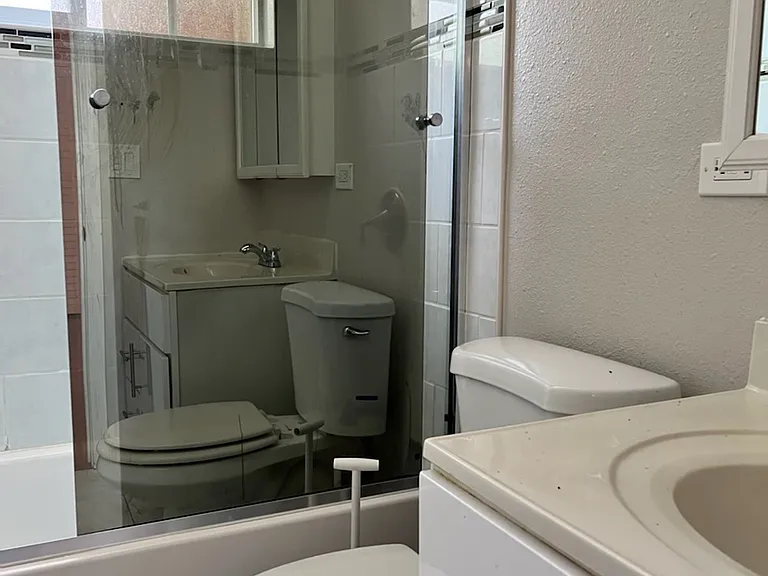 2224 Whyte Park Ave #B — Photo 4