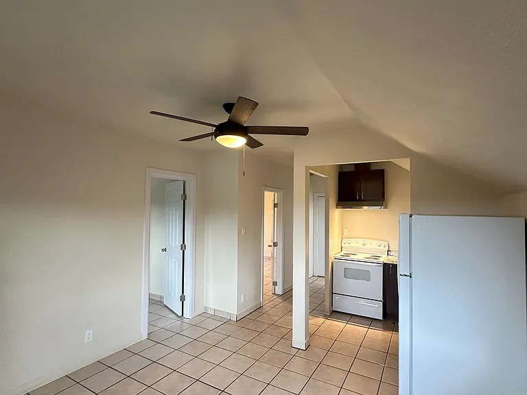 32 Carr St #C — Photo 2