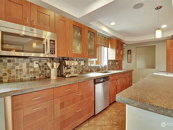 5th image of 1307 E Lakeshore Drive