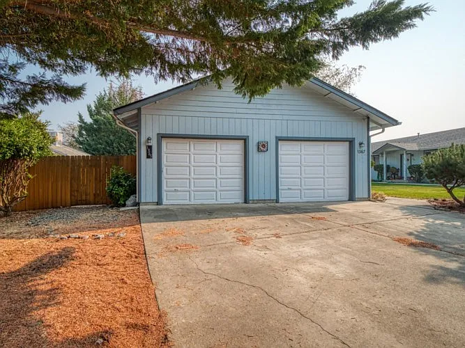 1365 SW Sun Glo Dr — Photo 2
