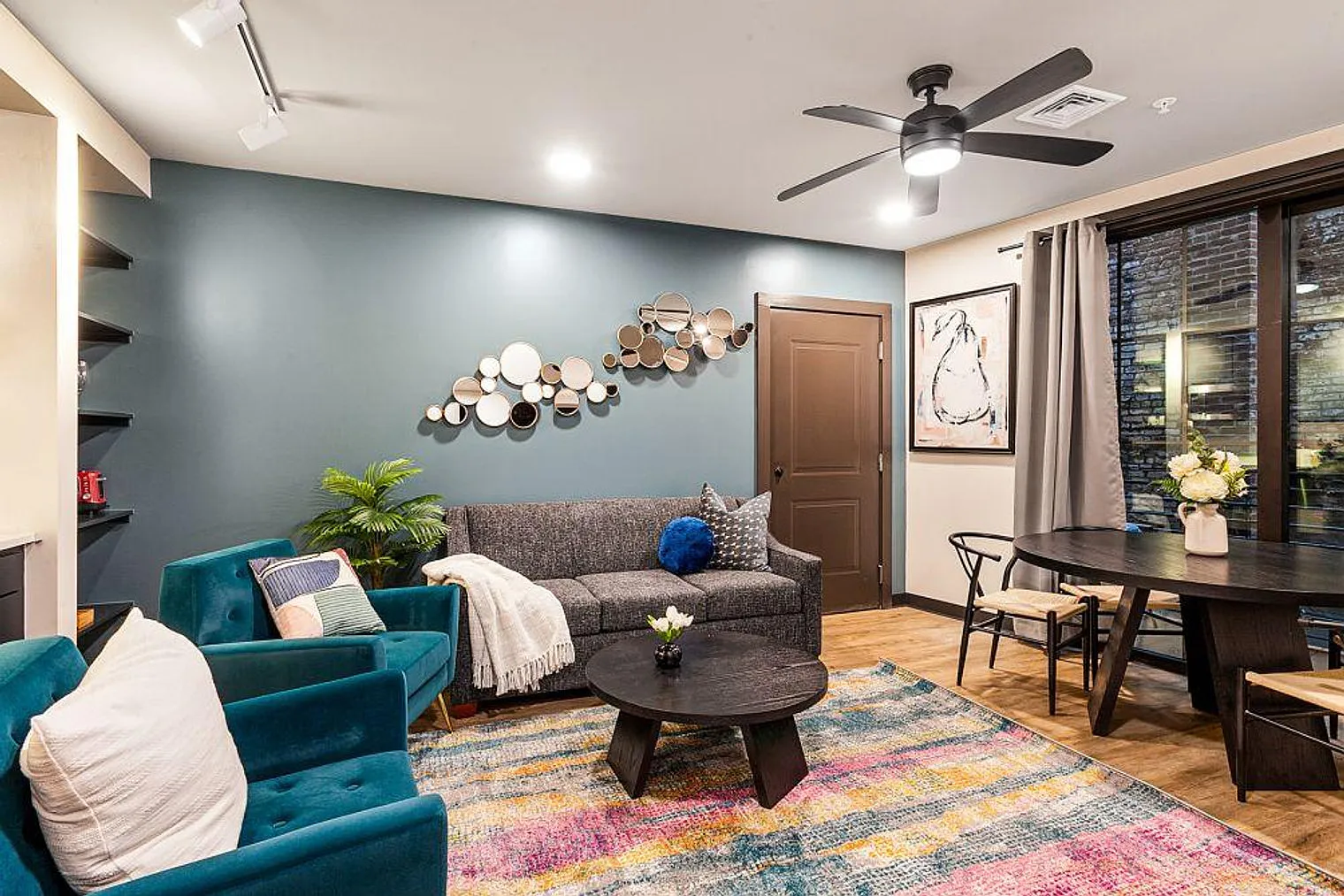 2 bed, 1.0 bath, 904 sqft, $6,540 — Photo 2