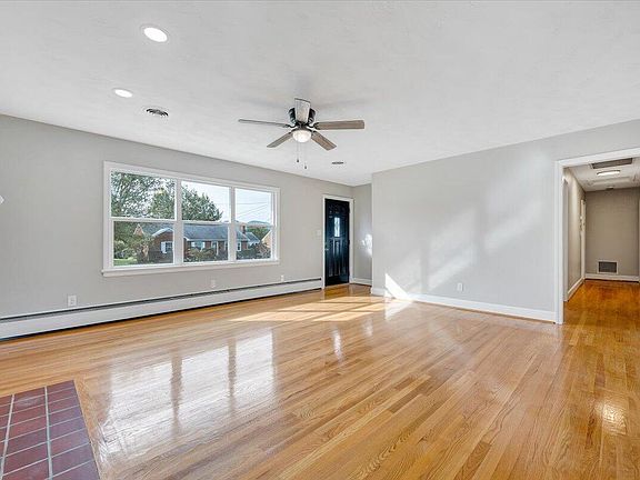 4th image of 915 Logan St