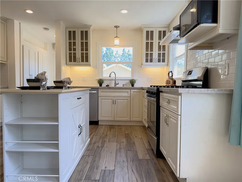 3 bed, 1160 sqft, $3,995 — Photo 3