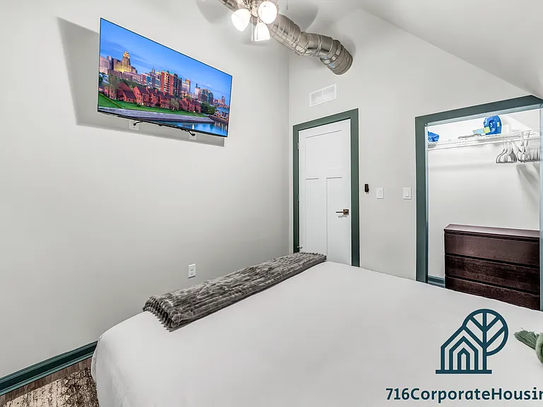 44 E Utica St #3D — Photo 5