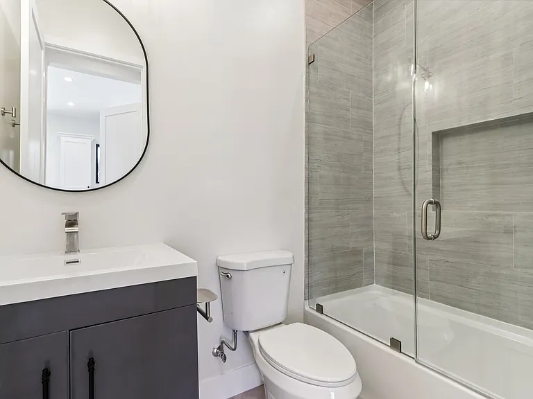8008 Lloyd Ave — Photo 9