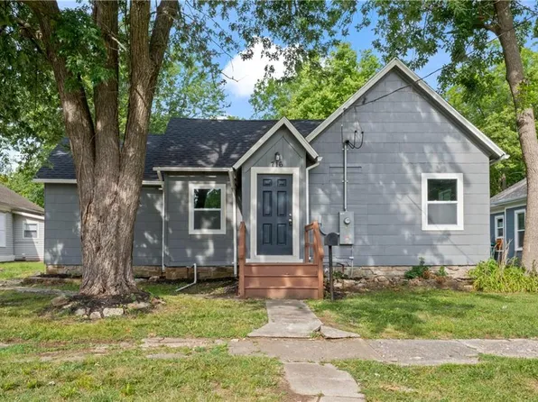 716 10th St, Osawatomie, KS 66064
