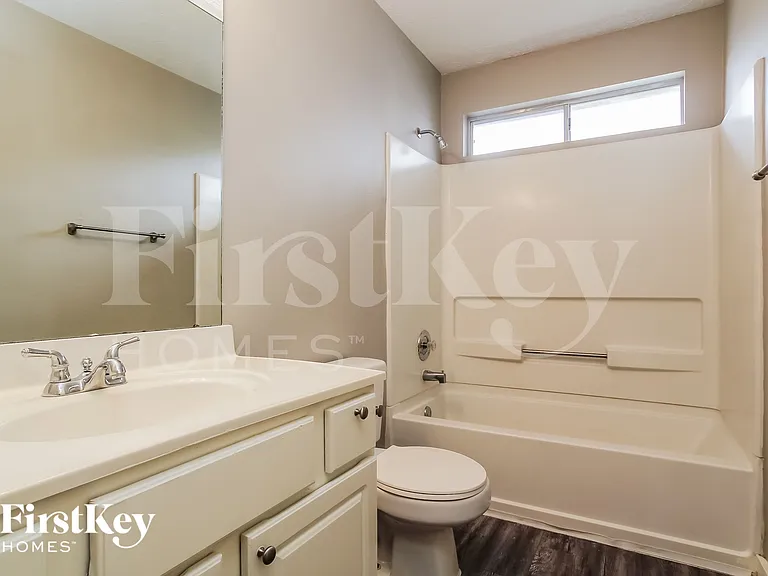 916 Willaby St — Photo 13