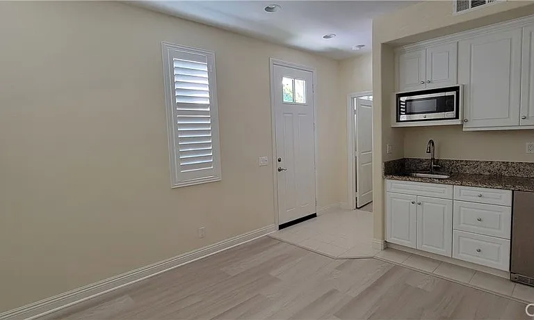211 Wicker — Photo 3
