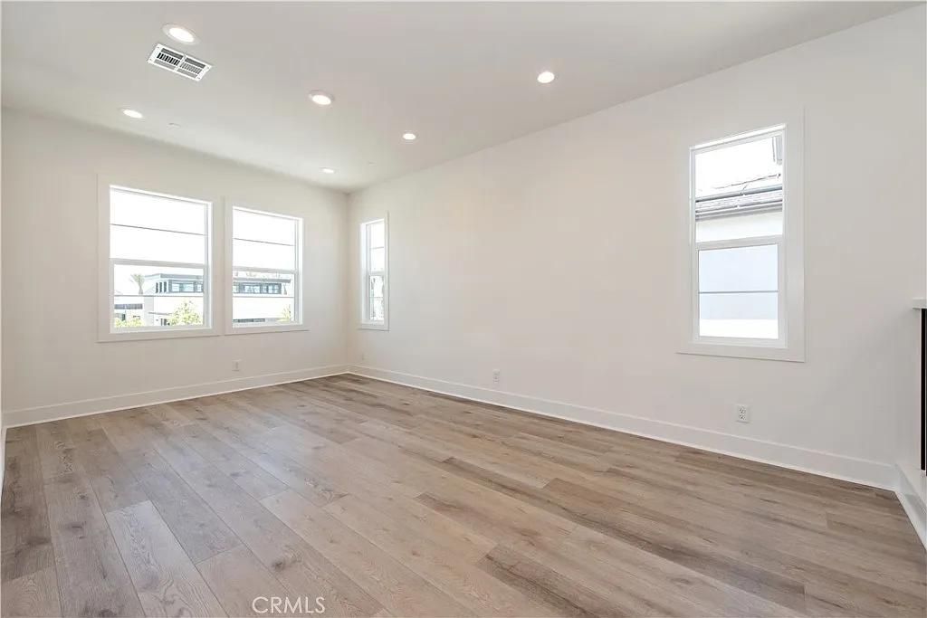 5 bed, 3000 sqft, $7,200 — Photo 2