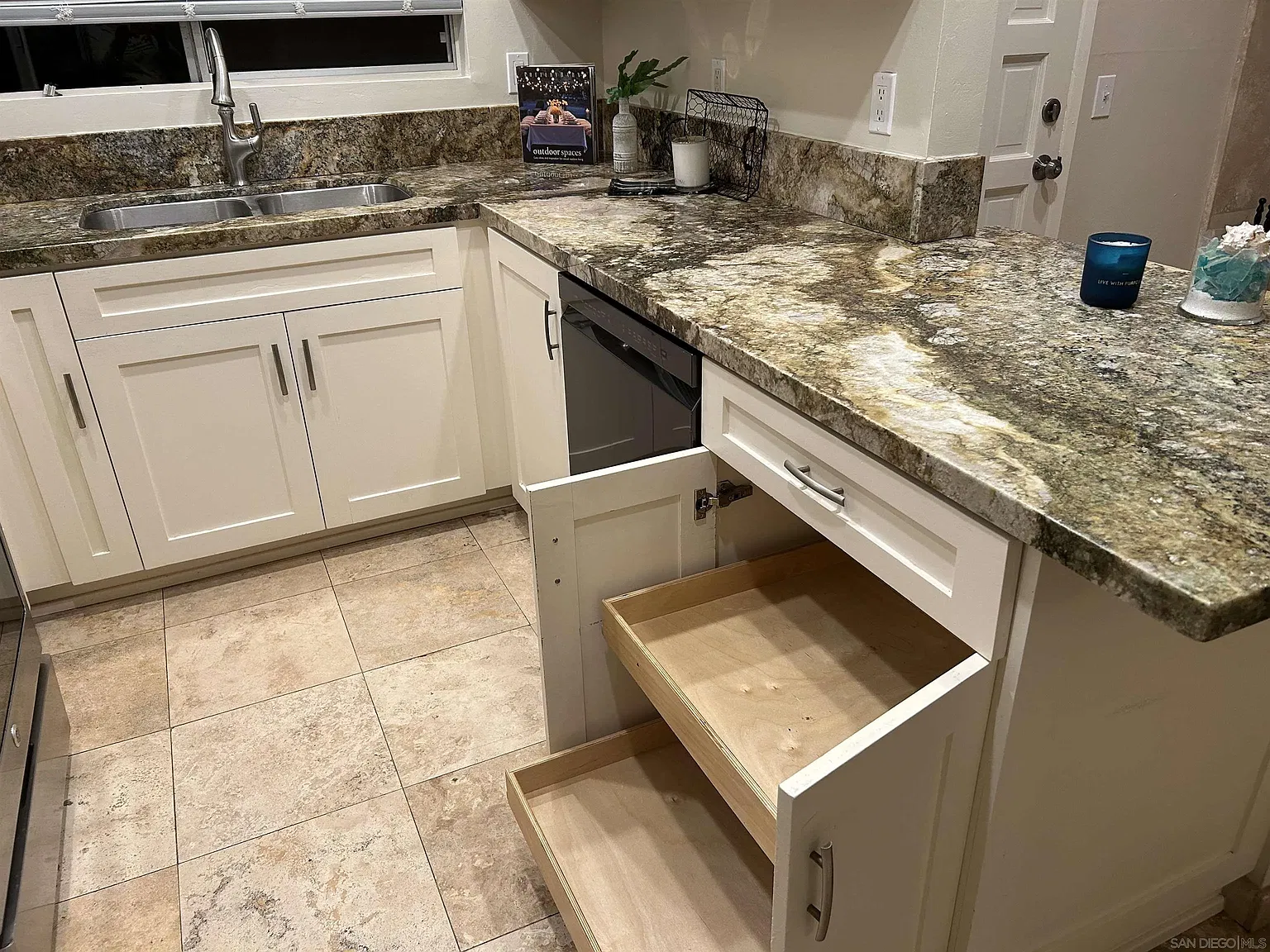 2 bed, 2.0 bath, 1005 sqft, $5,800 — Photo 3