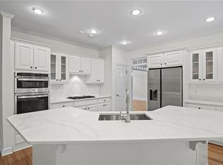 1021 Oakpointe Pl, Dunwoody, GA 30338