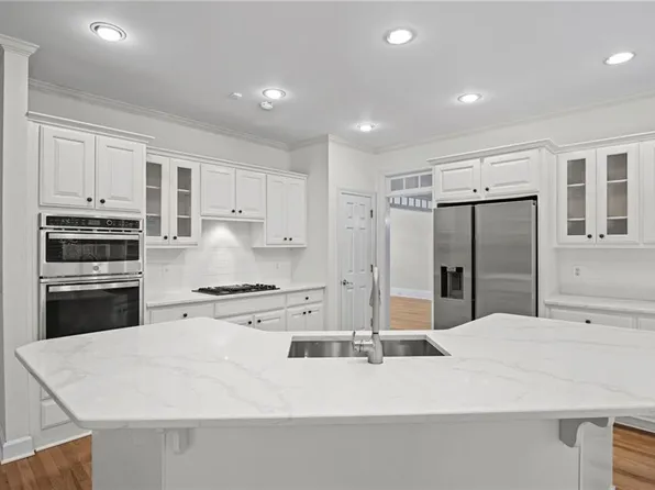 1021 Oakpointe Pl, Dunwoody, GA 30338