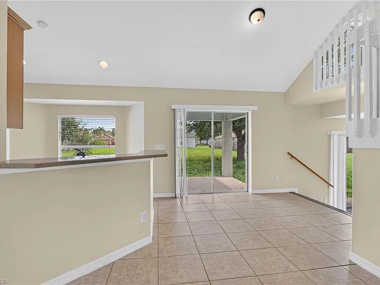 523 SE 25th Ln — Photo 11