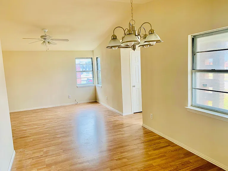 811 Memorial Dr — Photo 2