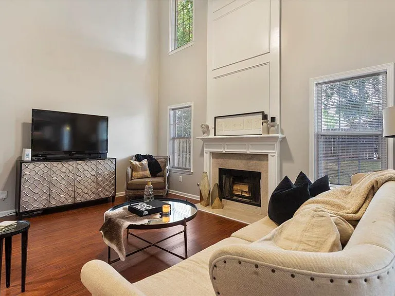 1130 Winthrope Chase Dr — Photo 3