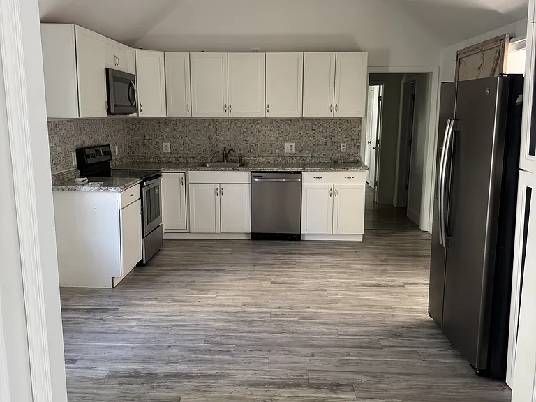 205 E East St — Photo 3