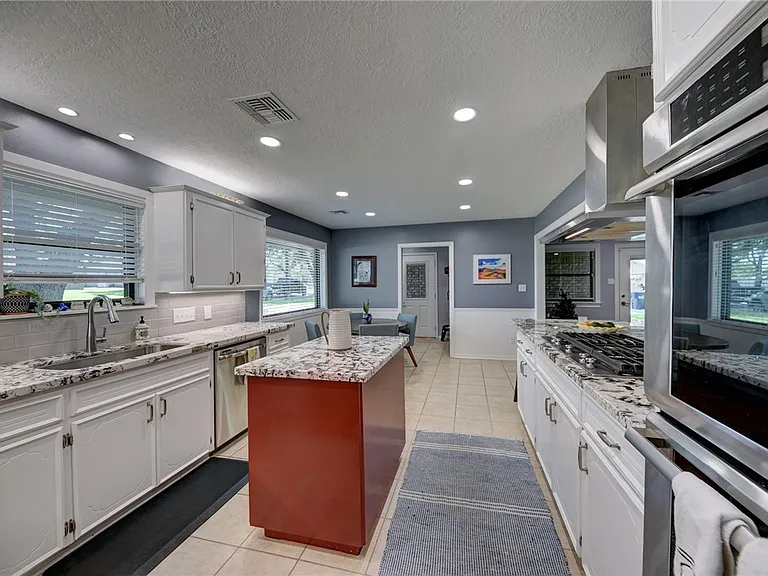 1600 Pecan St — Photo 13
