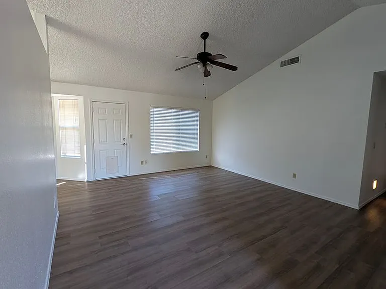 3644 W Elgin St — Photo 3