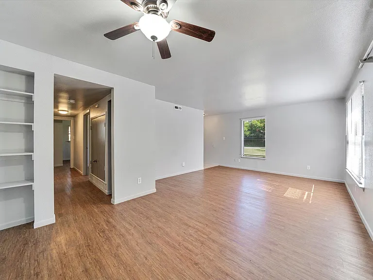 1130 Bois Darc St — Photo 4