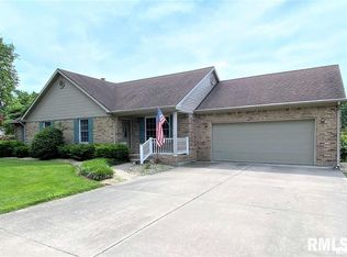 601 N Mill St, Flora, IL 62839