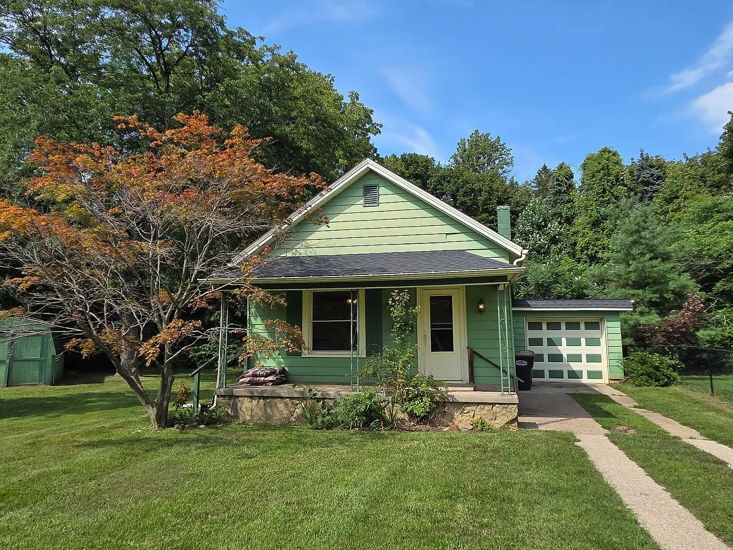 2 bed, 1.0 bath, 812 sqft, $1,100 — Photo 1