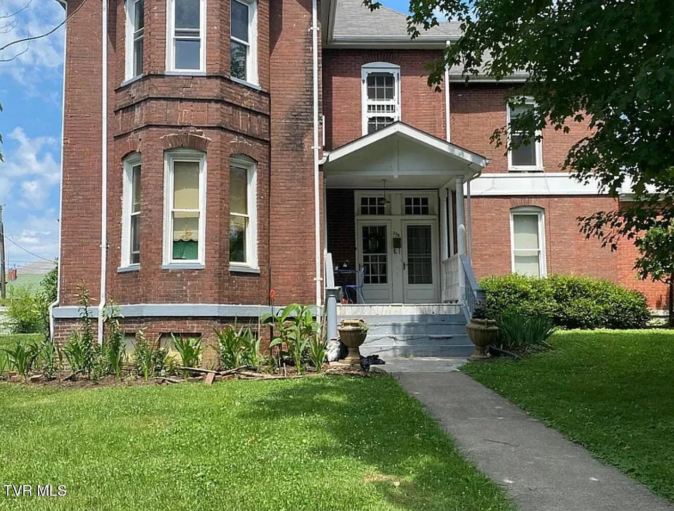 3 bed, 2500 sqft, $2,050 — Photo 2