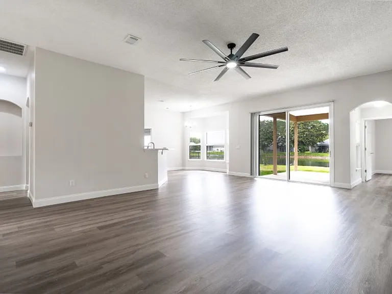 557 Grand Parke Dr — Photo 7