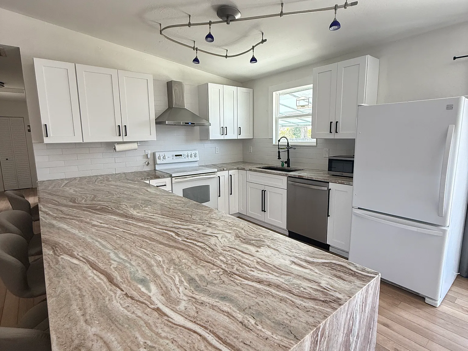 3 bed, 1081 sqft, $2,300 — Photo 2