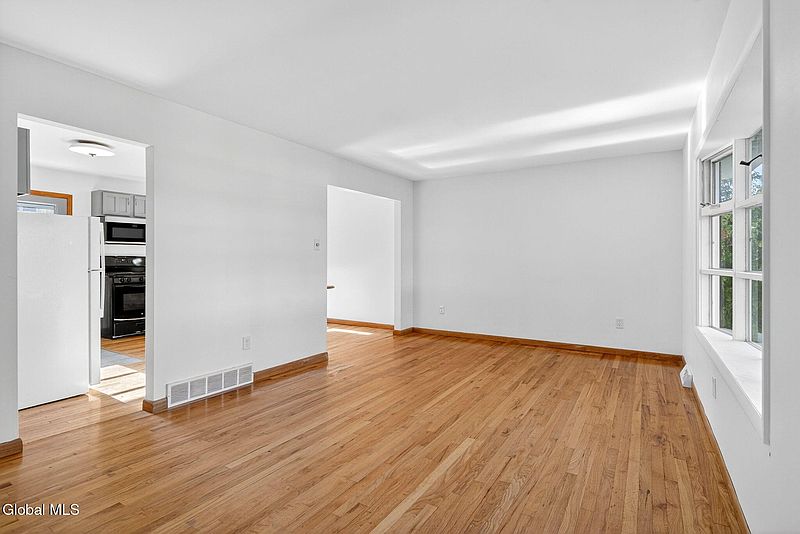 5th image of 10 Manning Avenue