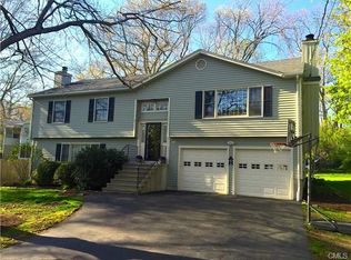 68 Pond Ct, Fairfield, CT 06825