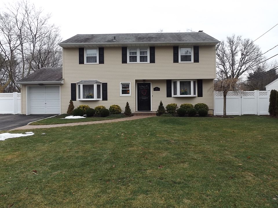 1st image of 3 Windham Cres
